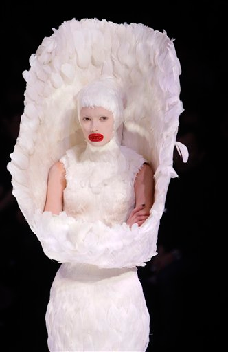 Illustration for article titled Alexander McQueen Fall/Winter 2009: Derelicte In Wonderland